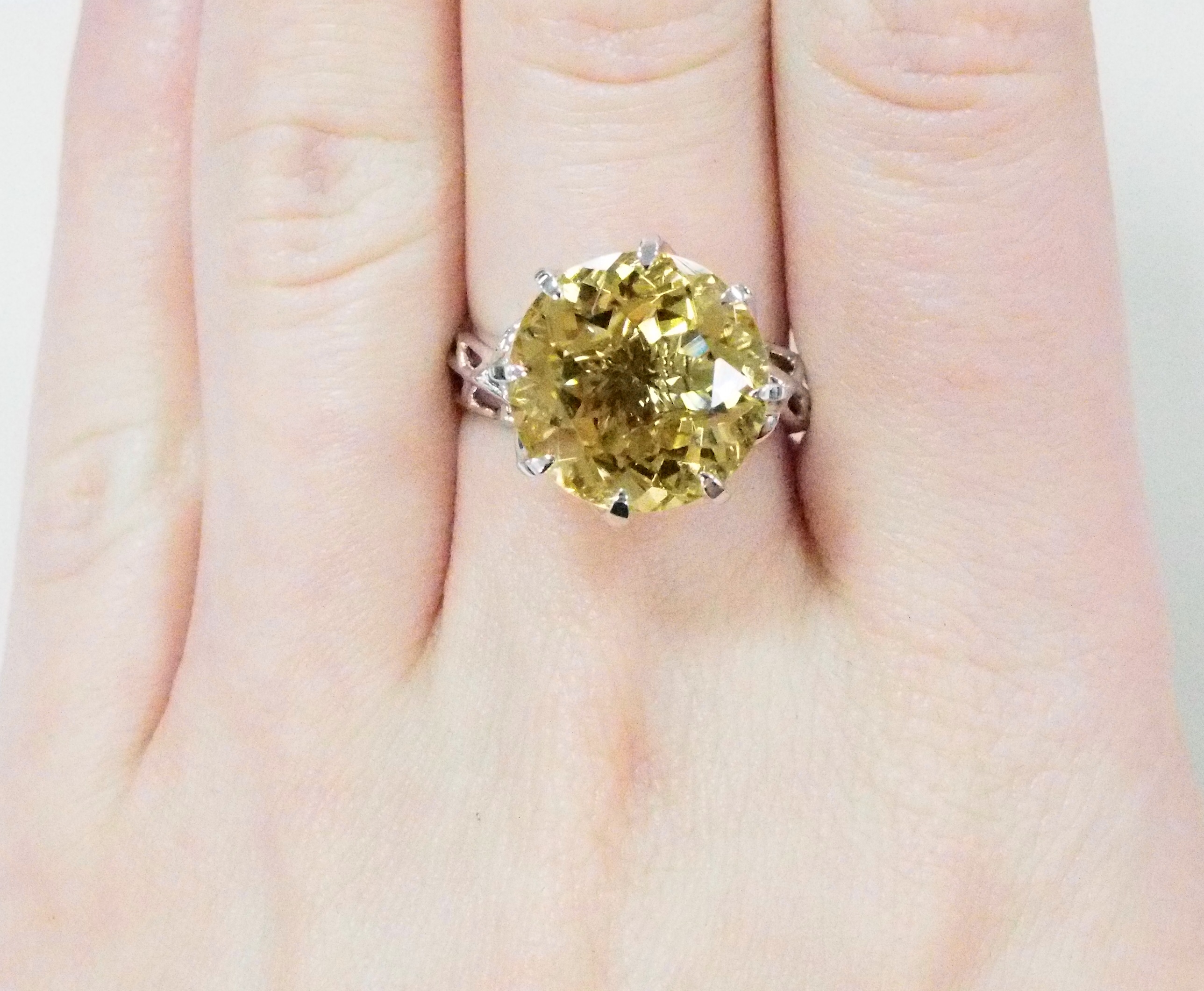 Кольцо из белого золота с цитрином